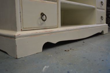 (L-599) Madalam valge kummut, TV alus