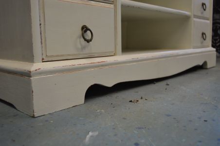 (L-599) Madalam valge kummut, TV alus