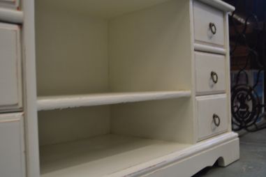 (L-599) Madalam valge kummut, TV alus