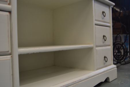 (L-599) Madalam valge kummut, TV alus