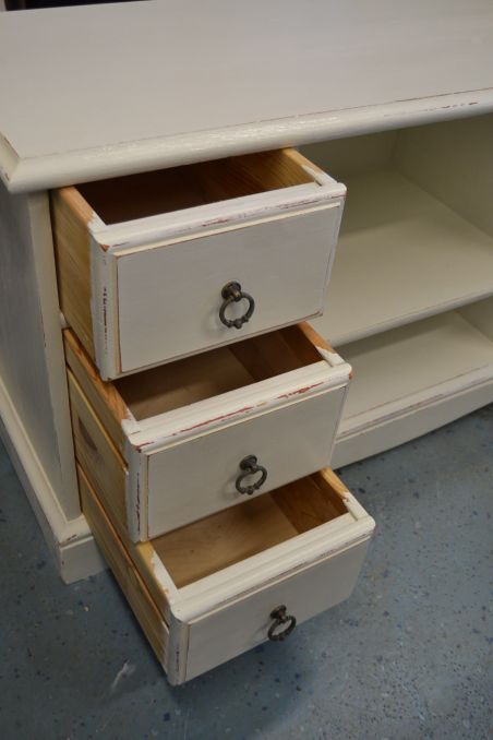 (L-599) Madalam valge kummut, TV alus