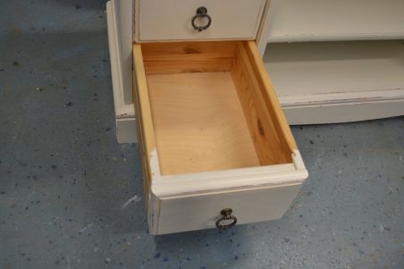 (L-599) Madalam valge kummut, TV alus