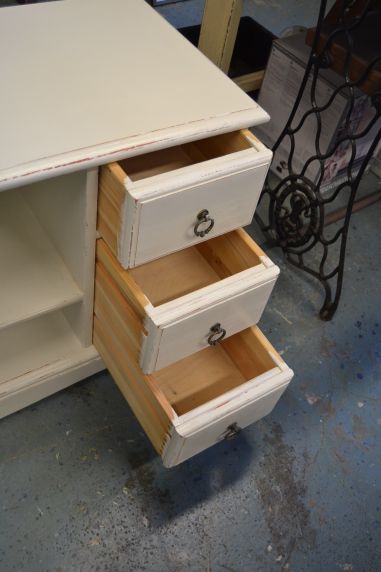 (L-599) Madalam valge kummut, TV alus