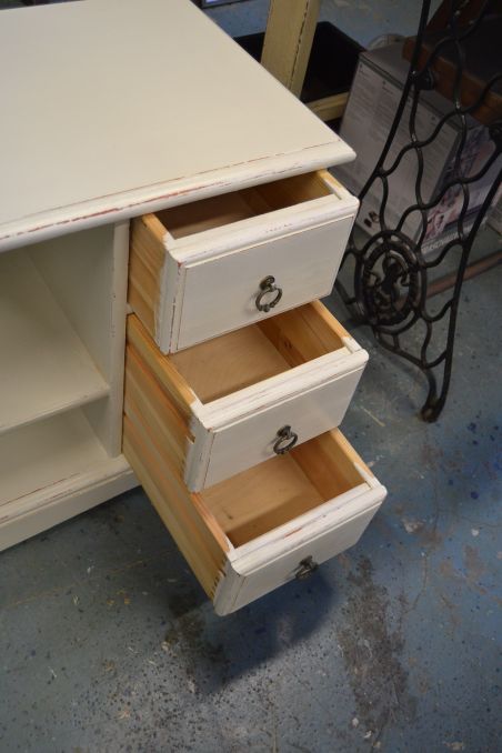 (L-599) Madalam valge kummut, TV alus