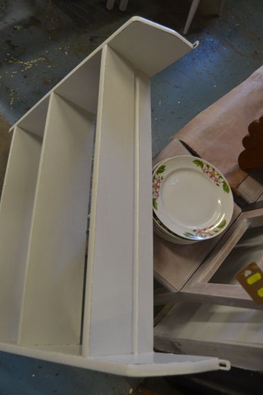 (L-600) Valge seinariiul