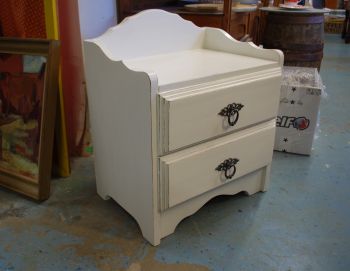 (L-611) Valge väiksem kummut, öökapp