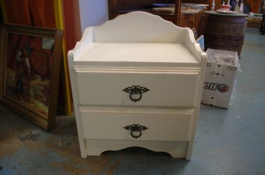 (L-611) Valge väiksem kummut, öökapp