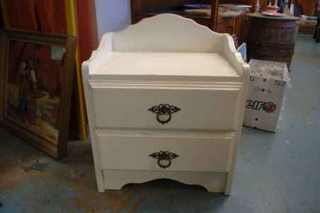 (L-611) Valge väiksem kummut, öökapp (L-611) Valge väiksem kummut, öökapp