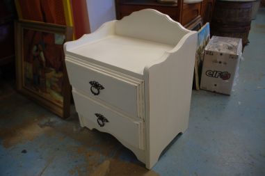 (L-611) Valge väiksem kummut, öökapp