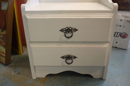 (L-611) Valge väiksem kummut, öökapp (L-611) Valge väiksem kummut, öökapp