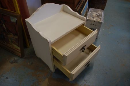 (L-611) Valge väiksem kummut, öökapp (L-611) Valge väiksem kummut, öökapp