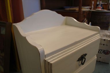 (L-611) Valge väiksem kummut, öökapp