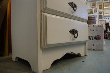 (L-611) Valge väiksem kummut, öökapp