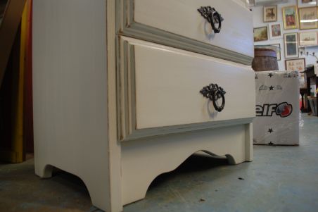 (L-611) Valge väiksem kummut, öökapp (L-611) Valge väiksem kummut, öökapp