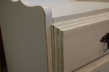 (L-611) Valge väiksem kummut, öökapp