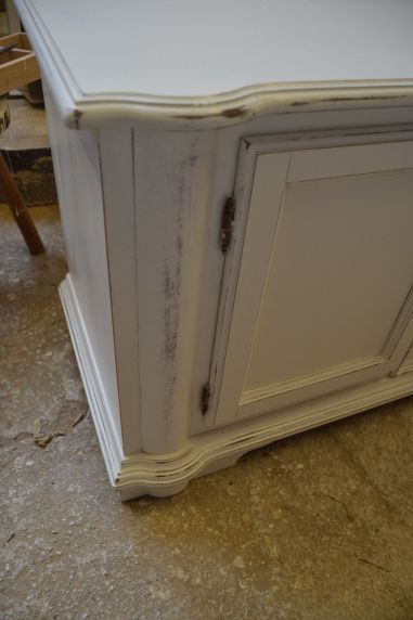 (L-633) Madalam valge kummut, TV alus