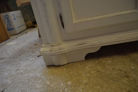 (L-633) Madalam valge kummut, TV alus