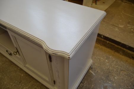 (L-633) Madalam valge kummut, TV alus