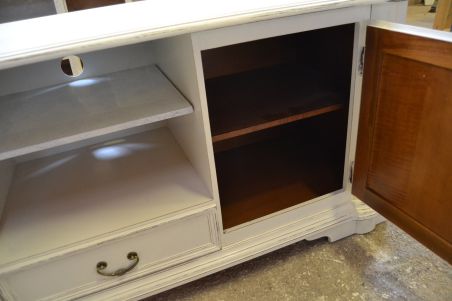 (L-633) Madalam valge kummut, TV alus