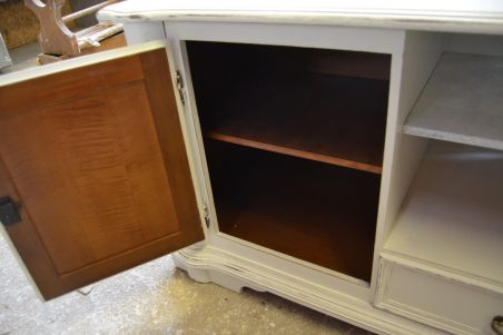 (L-633) Madalam valge kummut, TV alus