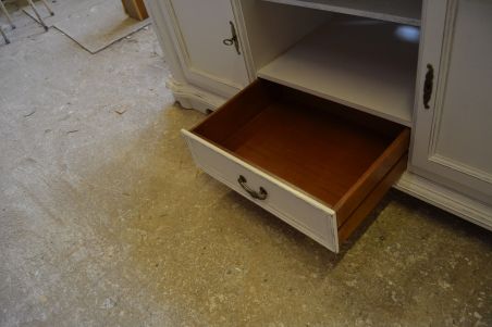 (L-633) Madalam valge kummut, TV alus