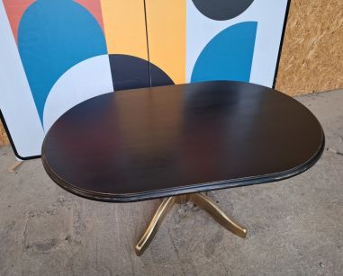 (L-634) Musta-kuldse viimistlusega diivanilaud.