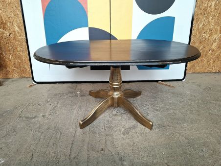 (L-634) Musta-kuldse viimistlusega diivanilaud. (L-634) Musta-kuldse viimistlusega diivanilaud.