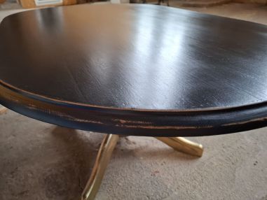 (L-634) Musta-kuldse viimistlusega diivanilaud.