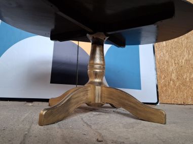 (L-634) Musta-kuldse viimistlusega diivanilaud.