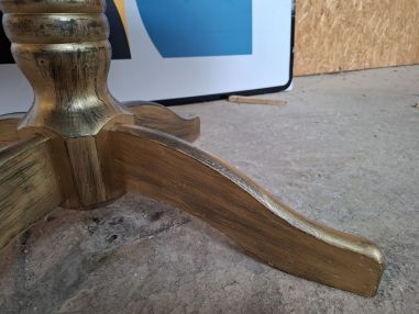 (L-634) Musta-kuldse viimistlusega diivanilaud.