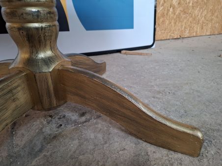 (L-634) Musta-kuldse viimistlusega diivanilaud. (L-634) Musta-kuldse viimistlusega diivanilaud.