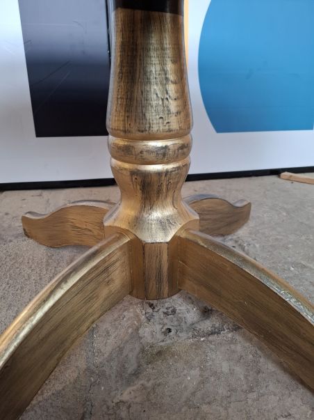 (L-634) Musta-kuldse viimistlusega diivanilaud. (L-634) Musta-kuldse viimistlusega diivanilaud.