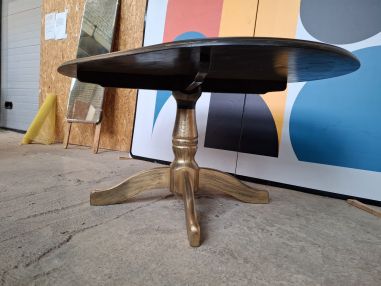 (L-634) Musta-kuldse viimistlusega diivanilaud.