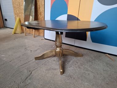 (L-634) Musta-kuldse viimistlusega diivanilaud.