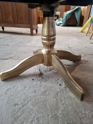 (L-634) Musta-kuldse viimistlusega diivanilaud.