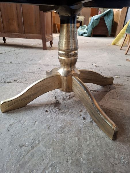 (L-634) Musta-kuldse viimistlusega diivanilaud. (L-634) Musta-kuldse viimistlusega diivanilaud.