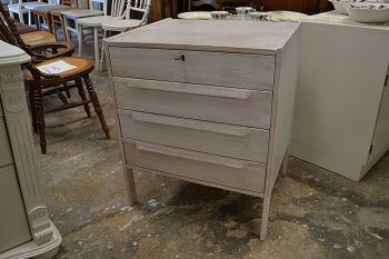 (L-641) Valge sahtlitega retro kummut