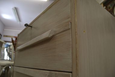 (L-641) Valge sahtlitega retro kummut