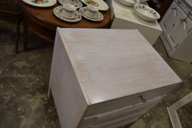 (L-641) Valge sahtlitega retro kummut