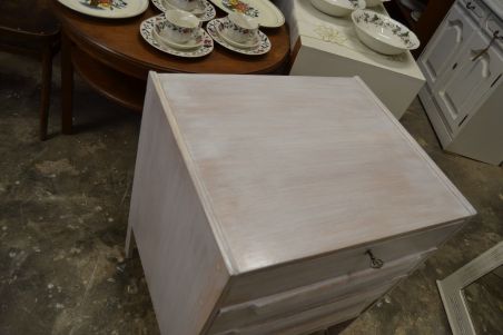 (L-641) Valge sahtlitega retro kummut (L-641) Valge sahtlitega retro kummut