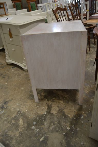 (L-641) Valge sahtlitega retro kummut