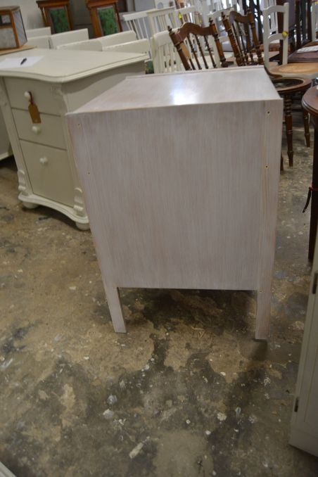 (L-641) Valge sahtlitega retro kummut (L-641) Valge sahtlitega retro kummut