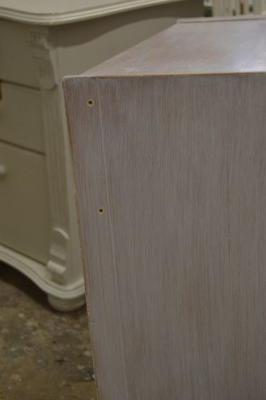 (L-641) Valge sahtlitega retro kummut