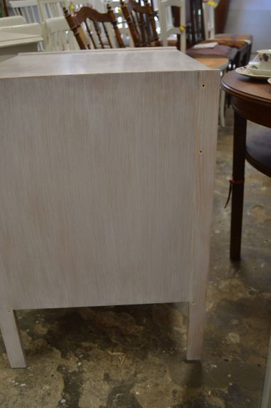 (L-641) Valge sahtlitega retro kummut