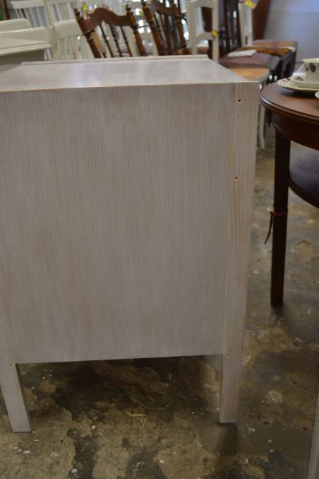 (L-641) Valge sahtlitega retro kummut (L-641) Valge sahtlitega retro kummut