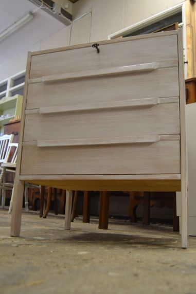 (L-641) Valge sahtlitega retro kummut