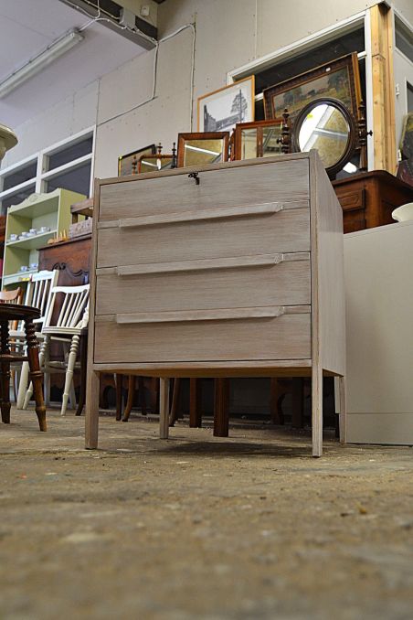 (L-641) Valge sahtlitega retro kummut (L-641) Valge sahtlitega retro kummut