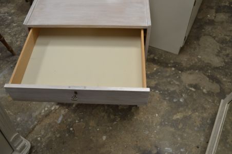 (L-641) Valge sahtlitega retro kummut (L-641) Valge sahtlitega retro kummut