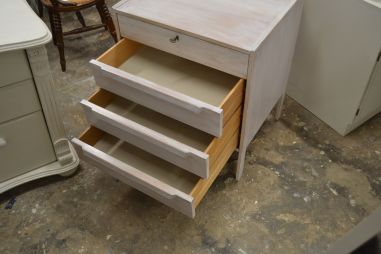 (L-641) Valge sahtlitega retro kummut