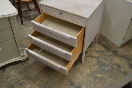 (L-641) Valge sahtlitega retro kummut (L-641) Valge sahtlitega retro kummut